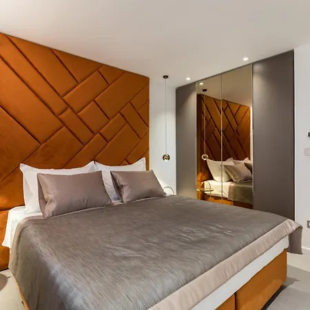 Park One Apartment *